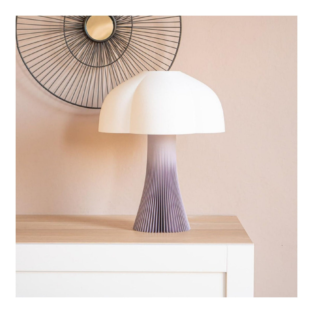 Luminaire Noir a silhouette graphique de type lampe de table E14
