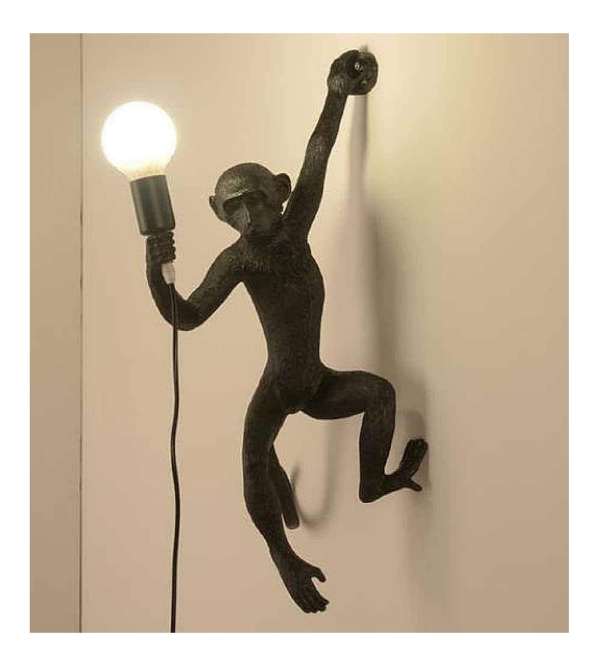 Solution lumineuse Noir et Ambre au dessin sobre en format applique murale 40 W E27