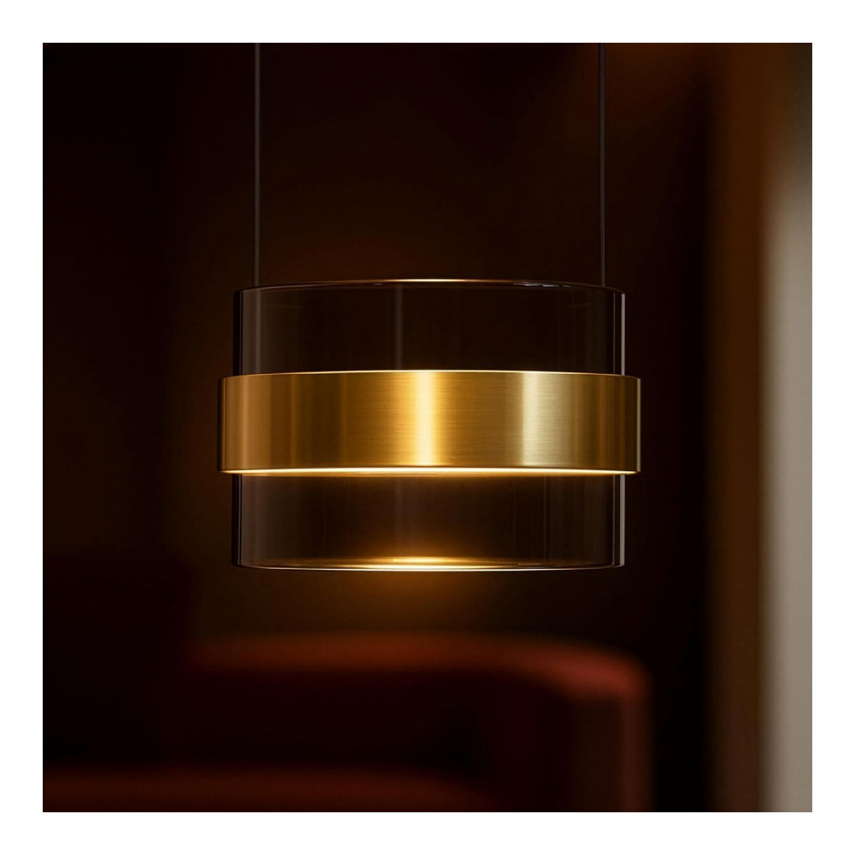 Suspension Dore et Rouge aux lignes epurees avec eclairage confortable
